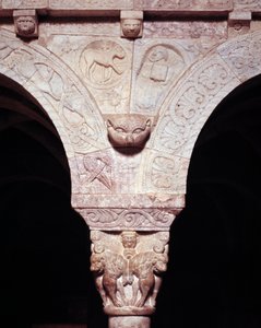 Detalhe do cordeiro de Deus e símbolo do evangelista Lucas, esculpido na tribuna do Priorado de Romanesque