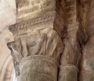 Elefantes (capital esculpida da nave de Romanesque