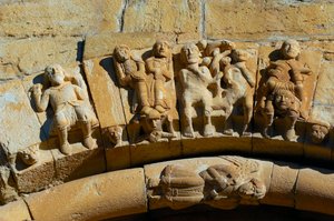 Fachada da Igreja de Santa Maria de Covet, Isona, Espanha, detalhe de Romanesque