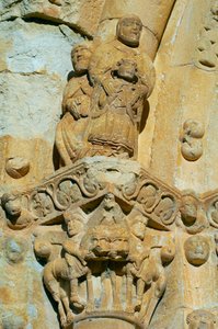 Fachada da Igreja de Santa Maria de Covet, Isona, Espanha, detalhe de uma capital de Romanesque
