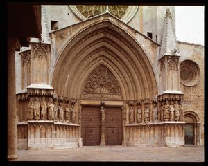 Arte Gótica: detalhe do portal central da Catedral de São Teteo em Tarragona de Romanesque