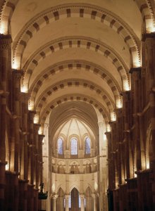 Interior da Catedral de Vezelay de Romanesque