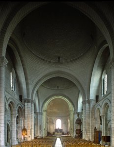 Vista interna da Catedral de Saint Pierre (Saint Pierre) de Romanesque