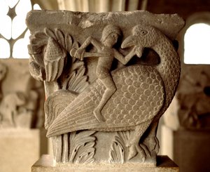 Representação de um combate entre um homem e uma ave (capital esculpida da casa capitular) de Romanesque