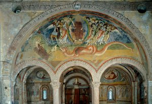 Representação do Apocalipse: os anjos perfuram com as suas setas o monstro com sete cabeças de Romanesque