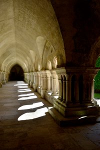 Arquitectura românica: galeria do claustro da abadia cisterciense de Fontenay, Bourgogne de Romanesque