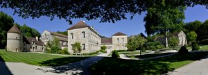 Arquitectura românica: vista panorâmica da abadia cisterciense de Fontenay, Bourgogne de Romanesque
