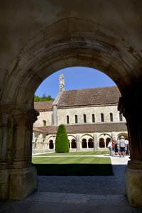 Arquitectura românica: vista do cloitro e dos edifícios da abadia cisterciense de Fontenay, Borgonha de Romanesque