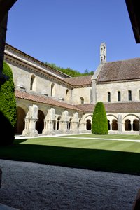 Arquitectura românica: vista do cloitro e dos edifícios da abadia cisterciense de Fontenay, Borgonha de Romanesque