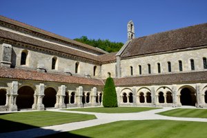 Arquitectura românica: vista do cloitro e dos edifícios da abadia cisterciense de Fontenay, Borgonha de Romanesque