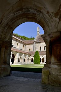 Arquitectura românica: vista do cloitro e dos edifícios da abadia cisterciense de Fontenay, Borgonha de Romanesque