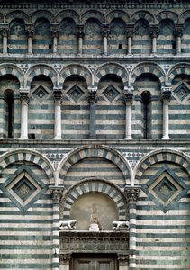 Arte românica: detalhe da fachada em policromia de Romanesque