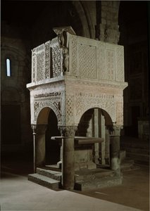 Arte românica: púlpito da igreja decorado com mármore e relevos, igreja de Santa Maria Maggiore (Tuscânia, Itália) de Romanesque