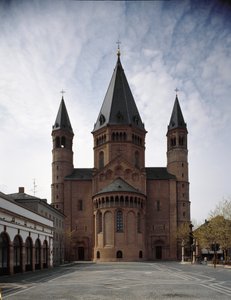 Arte românica: vista da catedral de São Martinho, construída entre os séculos X e XII. Mainz, Alemanha de Romanesque