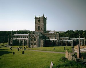 Arte românica: vista da igreja de São David construída entre os séculos VI e XII. São David, País de Gales, Inglaterra de Romanesque