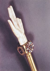 A mão da justiça dos reis da França, do tesouro de St. Denis (marfim e pedras preciosas) (ver também 110931)