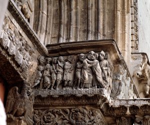 O beijo de Judas, friso do portal de Romanesque