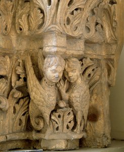 O topo decora sirenes e pássaros no modelo dos da Igreja Saint Loup de Naud (Sena e Marne) 1170. Paris, Museu de Monumentos inglês de Romanesque