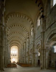 Vista da nave central da Basílica de Santa Maria Madalena (Santa Maria Madalena (1096-1106), Vezelay, Yonne de Romanesque