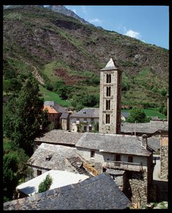 Vista da igreja com campanário de Romanesque
