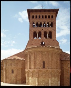 Vista da igreja com campanário de Romanesque