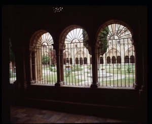 Vista do claustro do Clérigo Sainte Thecle (Sainte-Thecle) em Tarragona de Romanesque