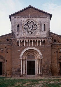 Vista da fachada da igreja de São Pedro (ca. 1250, restaurada em 1870) Tuscânia, Itália (Fachada da igreja de São Pedro (São Pedro), construída por volta de 1250 e restaurada em 1870, Tuscânia, Itália) de Romanesque