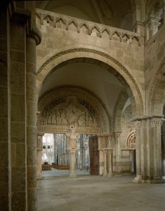 Vista do nartex e do tímpano central representando a missão dos apotres. Basílica de Santa Maria Madalena (Sainte Marie Madeleine (1096-1106), Vezelay, Yonne de Romanesque