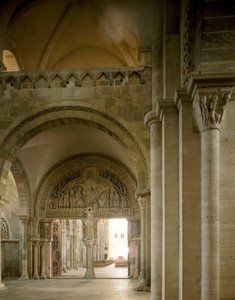 Vista do nartex e do tímpano central representando a missão dos apotres. Basílica de Santa Maria Madalena (Sainte Marie Madeleine (1096-1106), Vezelay, Yonne de Romanesque