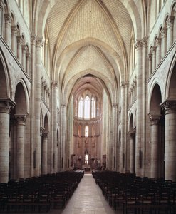 Vista da nave de Romanesque