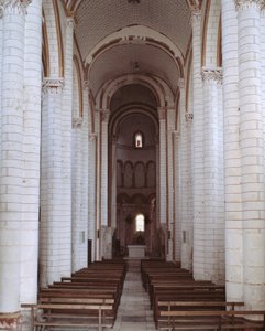 Vista da nave de Romanesque