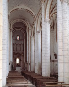 Vista da nave de Romanesque
