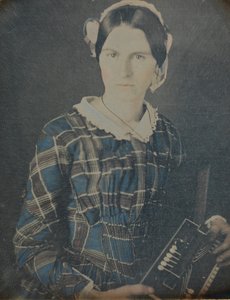 Mulher com um daguerreótipo de acordeão, década de 1840. de Ron Fasand