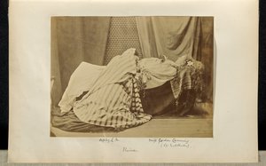 [Lady Middleton como "Elaine" e Sophy L.M. no Tableau Vivant de "Idylls of the King"].