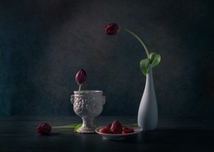 Tulipas e morangos melancólicos de Rong Wei