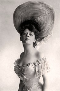 Camille Clifford 1885-1971, atriz belga, 1905.