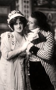 Robert Evett 1874-1949 e Denise Orme 1885-1960 em The Merveilleuses, início do século XX. de Rotary Photo