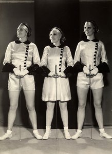 Retrato de Três Ginasastas Femininas em Roupa de Esgrima (foto a p/b) de Rudolf Duhrkoop