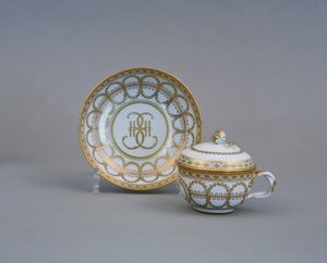 Xícara e Pires com o Monograma da Fábrica Imperial de Porcelana Catarina II, 1770-1780