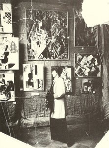 Alexandra Ekster em frente aos quadros de Udaltsova na exposição The Store, Moscovo de Russian Photographer