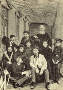 Anton Chekhov com familiares e amigos no pátio de sua casa na Rua Sadovaya-Kudrinskaya, Moscou, Primavera de 1890 (foto a p/b) de Russian Photographer