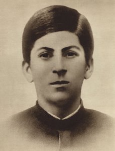 Joseph Stalin na época de sua graduação da escola de divindade Gori, Geórgia, 1894 de Russian Photographer
