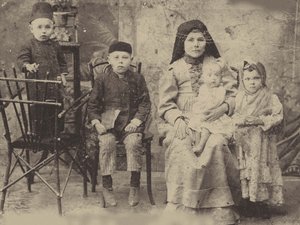 Família Kazan Tatar, c.1900 (foto a p-b) de Russian Photographer