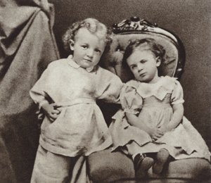 Lenin aos quatro anos de idade e sua irmã Olga, Simbirsk, 1874 de Russian Photographer