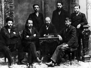 Lenine com um grupo de membros da Liga de Luta pela Emancipação da Classe Trabalhadora de São Petersburgo, São Petersburgo, fevereiro de 1897 (foto a p-b)