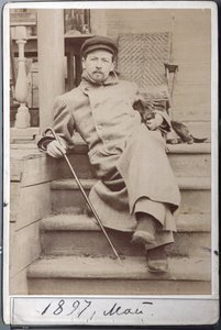 Retrato de Anton Chekhov com seu cão Hina em maio de 1897 em Melikhovo, a Fazenda Chekhov (foto albumina)