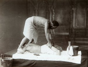 O banho oriental. Massagem. Albumina Foto de Dmitri Ivanovich Yermakov (1845-1916) de Russian Photographer