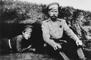 O czar Nicolau II com o seu filho Alexei na frente de Russian Photographer