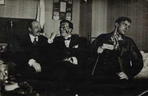 Vladimir Mayakovsky (à direita) com David Burlyuk (centro) e Andrei Shemshurin, 1914, Moscou de Russian Photographer