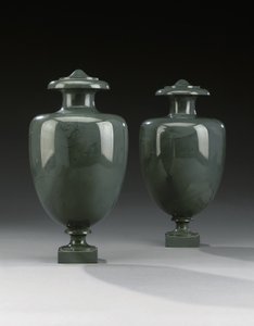 Um par de vasos Kalkan, Peterhof, c.1800 de Russian School
